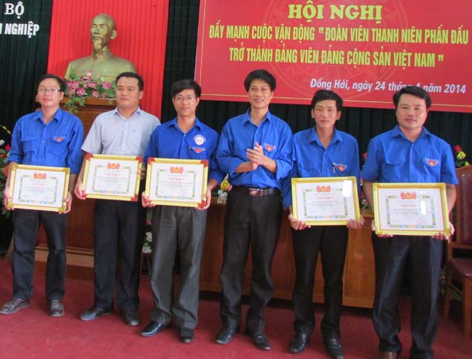 Trao phần thưởng cho những tập thể, cá nhân đạt thành tích cao trong Cuộc vận động “Đoàn viên thanh niên phấn đấu trở thành đảng viên Đảng cộng sản Việt Nam” và tạo nguồn quần chúng giới thiệu cho Đảng