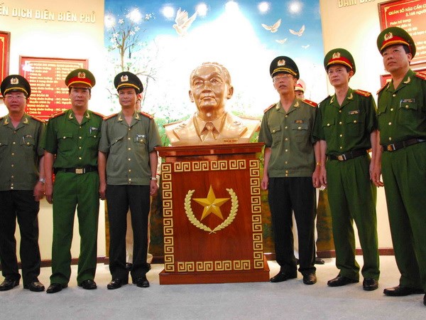 Tượng Đại tướng Võ Nguyên Giáp được dâng rước và yên vị tại vị trí trung tâm của Phòng tôn vinh, Bảo Bảo tàng Chiến thắng lịch sử Điện Biên Phủ. (Ảnh: Xuân Tư/TTXVN)