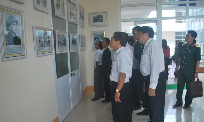 Các đại biểu xem phòng trưng bày triển lãm.