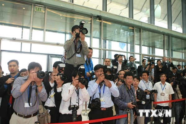 Phóng viên trong nước và quốc tế tác nghiệp tại Hội nghị ADB lần thứ 44 tại Hà Nội. (Ảnh: TTXVN)