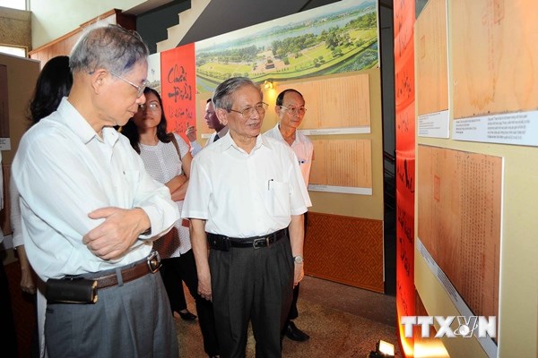 Giới thiệu Châu bản triều Nguyễn tại triển lãm “Ngự phê trên châu bản triều Nguyễn” được tổ chức tại Hà Nội năm 2012 (Ảnh: TTXVN)