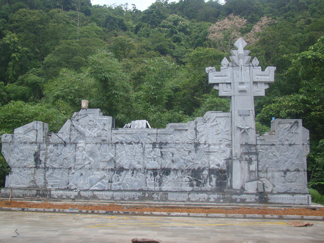 Công trình tượng đài tái hiện lại sự hy sinh anh dũng của 8 TNXP trên đường 20 do tỉnh Thanh Hóa xây dựng hoàn thành nhân dịp kỷ niệm 55 năm ngày mở đường Trường  Sơn.