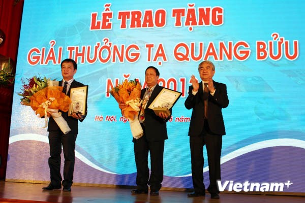 Bộ trưởng Bộ KHCN Nguyễn Quân trao giải thường cho các nhà khoa học. (Ảnh: T.H/Vietnam+)