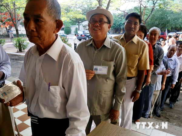 Các cử tri bỏ phiếu tại một địa điểm bầu cử ở Phnom Penh ngày 18/5. (Nguồn: THX/TTXVN)