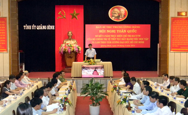 Đồng chí Lương Ngọc Bính, Ủy viên Trung ương Đảng, Bí thư Tỉnh ủy, Chủ tịch HĐND tỉnh phát biểu quán triệt tầm quan trọng của hội nghị tại điểm cầu Quảng Bình.