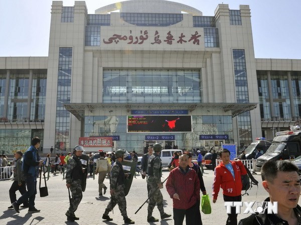 Cảnh sát siết chặt an ninh tại ga tàu hỏa ở Urumqi sau một vụ tấn công khủng bố. (Ảnh minh họa. Nguồn: Kyodo/TTXVN)