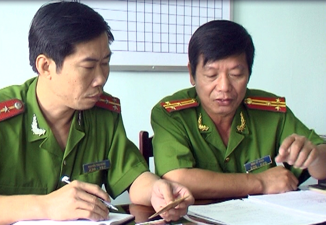 Thượng tá Đinh Sỹ Hùng đang trao đổi với đồng nghiệp trong một chuyên án