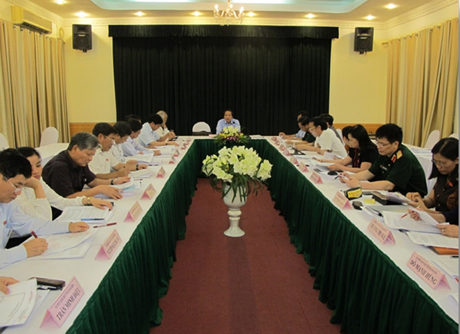 Đồng chí Hoàng Đăng Quang, Phó Bí thư Thường trực Tỉnh ủy, Trưởng đoàn ĐBQH tỉnh chủ trì điều hành phiên thảo luận tổ