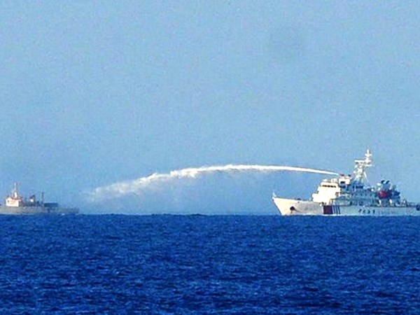 Tàu Trung Quốc hoạt động trái phép trên vùng biển Việt Nam liên tục vây ép, sử dụng vòi rồng phun nước về phía các tàu chấp pháp của Việt Nam (Ảnh chụp ngày 1/6). (Ảnh: Sơn Bách/TTXVN)