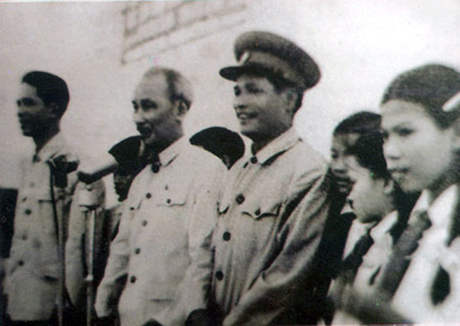 Bác Hồ và Đại tướng Nguyễn Chí Thanh trên khán đài sân vận động Đồng Hới ngày 16-6-1957.