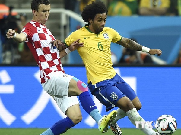 Cầu thủ Marcelo (phải) đội tuyển Brazil khống chế bóng trước Ivan Perisic, đội tuyển Croatia, trong trận đấu mở màn World Cup 2014. (Nguồn: THX/TTXVN)