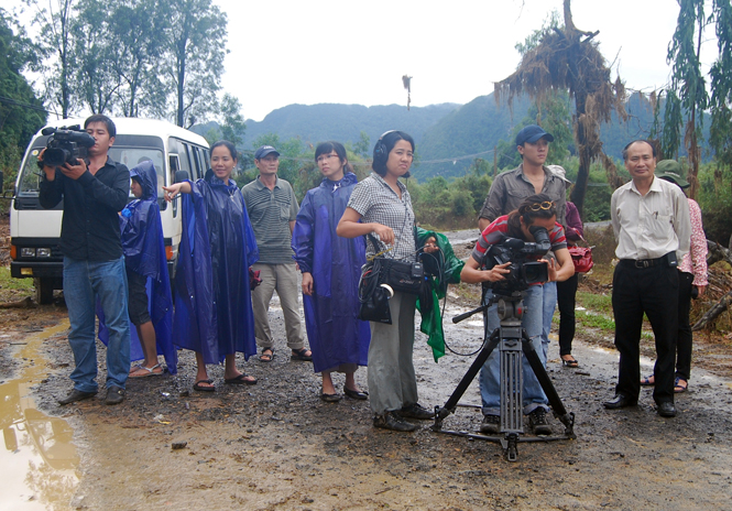 Nhà báo Hoàng Quang Trung (áo trắng ngoài cùng bên phải) trong một lần đi thực tế tại vùng rốn lũ Tân Hóa, huyện Minh Hóa.