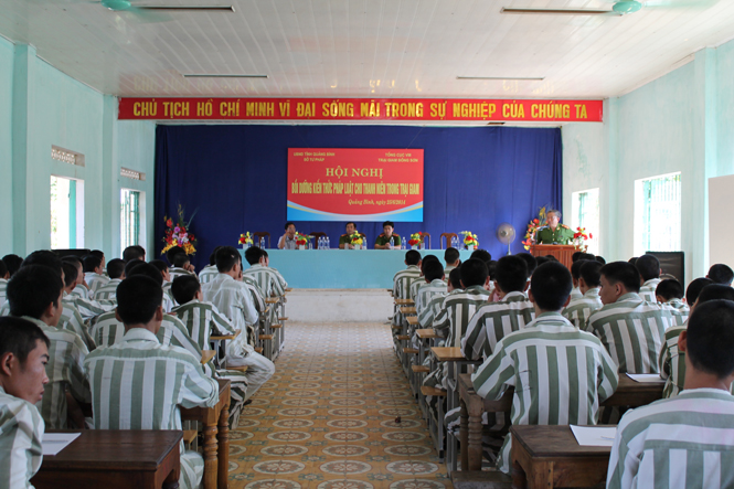 Phổ biến những kiến thức pháp luật cơ bản cho các phạm nhân dự Trại giam Đồng Sơn.
