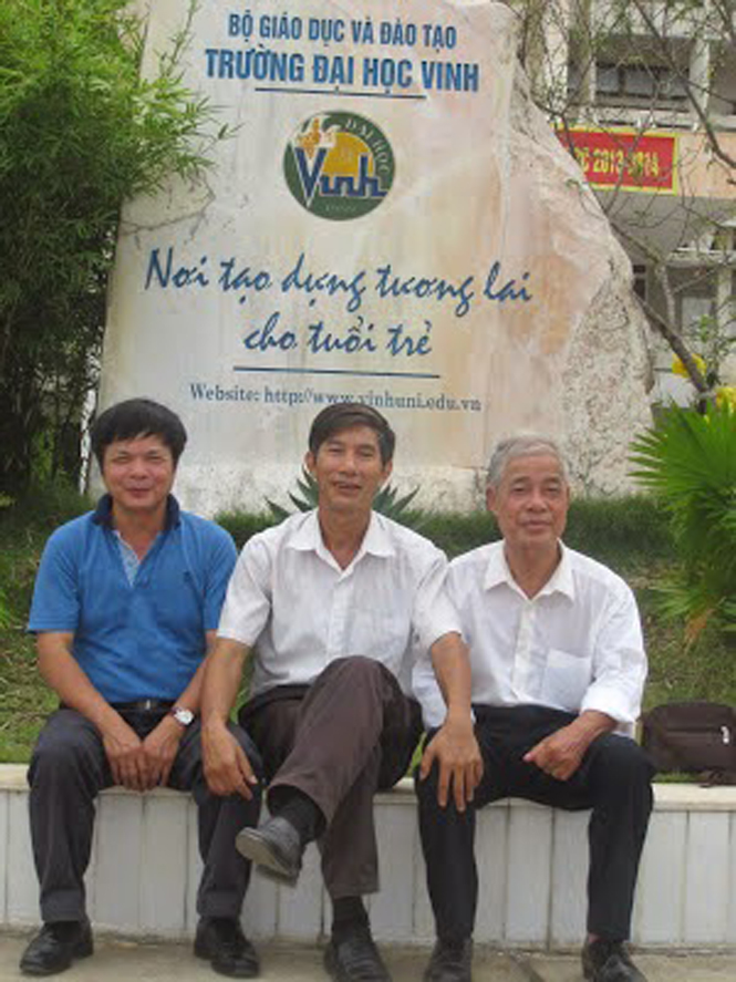 Tác giả Nguyễn Xuân Sùng (giữa)  cùng bạn bè đồng đội tháng 8 năm 2013