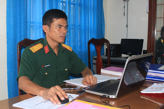 Thiếu tá Hoàng Quốc Khánh đang nghiên cứu tài liệu  trước khi lên lớp.
