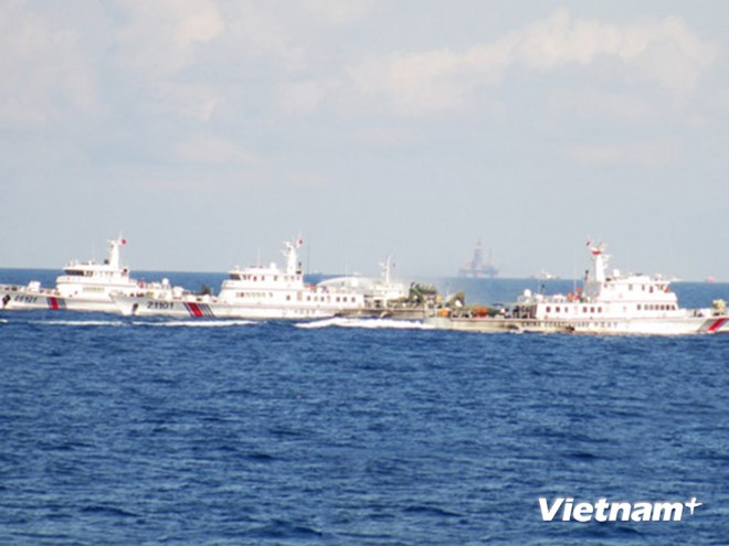 Tàu Trung Quốc vây ép tàu thực thi pháp luật của Việt Nam. (Nguồn: Canhsatbien.vn)