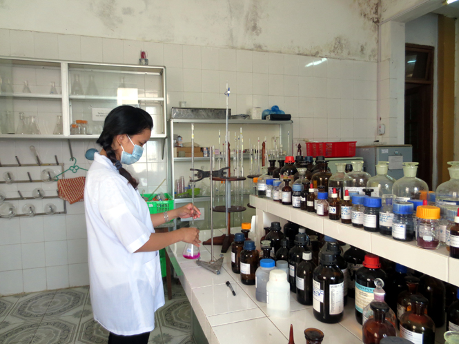 Nhà kho chật chội, nhiều loại hóa chất được cất giữ  ngay tại phòng thí nghiệm của Trung tâm Y tế dự phòng tỉnh.