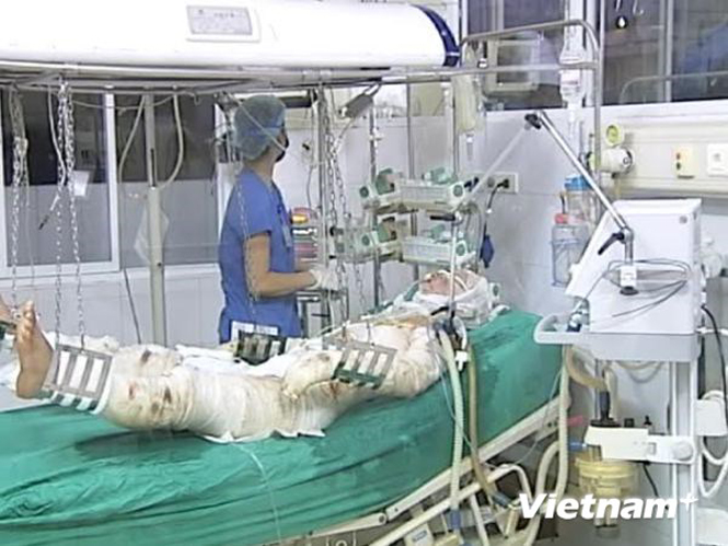 Một chiến sỹ đang điều trị tích cực tại Viện Bỏng Quốc gia. (Ảnh: PV/Vietnam+) 