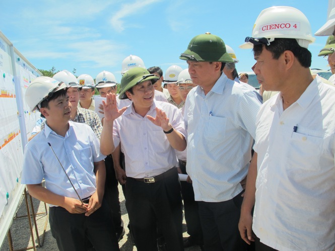 Đồng chí Bộ trưởng GTVT và đoàn công tác nghe báo cáo tiến độ thực hiện dự án mở rộng QL 1 đoạn qua đèo Lý Hòa( huyện Bố Trạch)