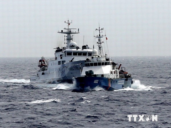 Tàu hải giám Trung Quốc truy cản tàu cảnh sát biển Việt Nam. (Ảnh: Quang Vũ/TTXVN)