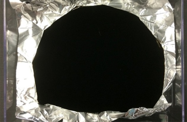  Vật liệu siêu màu đen mới được tạo ra trên các tấm nhôm mỏng, sử dụng các ống nano cácbon, mỏng hơn 10.000 lần so với sợi tóc người. Ảnh: Surrey NanoSystems