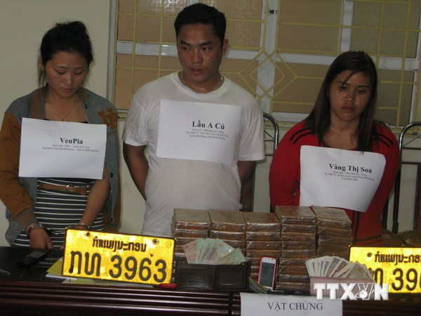 Các đối tượng trong đường dây buôn bán ma túy từ Lào về Việt Nam bị bắt giữ cùng các tang vật. (Ảnh: Lục Văn Toán/TTXVN)