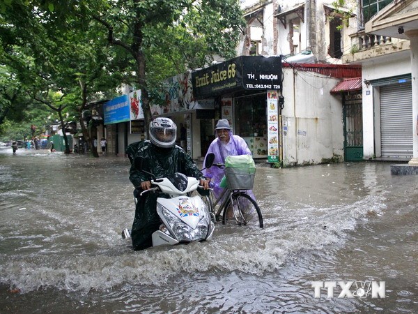 Ảnh hưởng của cơn bão số 2 gây mưa lớn ngập lụt các tuyến phố tại Hà Nội. (Ảnh: Trọng Đạt/TTXVN)