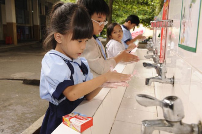  Rửa tay thường xuyên bằng nước sạch và xà phòng trước khi ăn và sau khi đi vệ sinh để phòng nhiễm giun. Ảnh: T.N