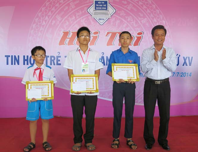 Đồng chí Trần Quốc Tuấn, Bí thư Tỉnh đoàn trao giải Nhất cho các thí sinh