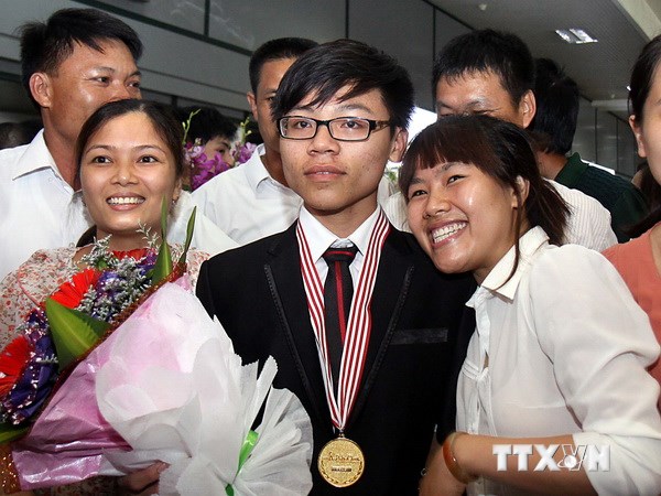 Em Cao Ngọc Thái, học sinh lớp 12, trường THPT chuyên Phan Bội Châu, tỉnh Nghệ An sau khi đoạt huy chương vàng Olympic Vật lý Châu Á được tổ chức tại Singapore. (Ảnh: Quốc Khánh/TTXVN)