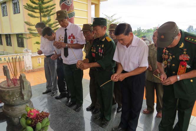 Các Cựu chiến binh Tiểu đoàn dâng hương tưởng niệm các đồng đội đã hi sinh tại xã Tân Thủy (Lệ Thủy)