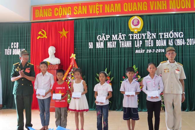 Đại diện Ban liên lạc truyền thống CCB Tiểu đoàn 145 trao quà cho các em học sinh tại xã Tân Thủy (Lệ Thủy)