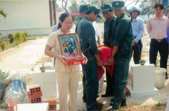 Chị Nguyễn Thị Thắm, con gái duy nhất của liệt sỹ đưa bố về với quê hương.