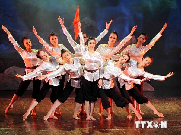 Tiết mục múa “Ngã Ba Đồng Lộc” do các nghệ sĩ Nhà hát Ca múa nhạc Việt Nam biểu diễn. (Ảnh minh họa: Minh Đức/TTXVN)