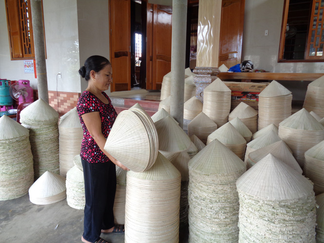 Người dân xã Quảng văn vẫn giữ nghề truyền thống nón lá.