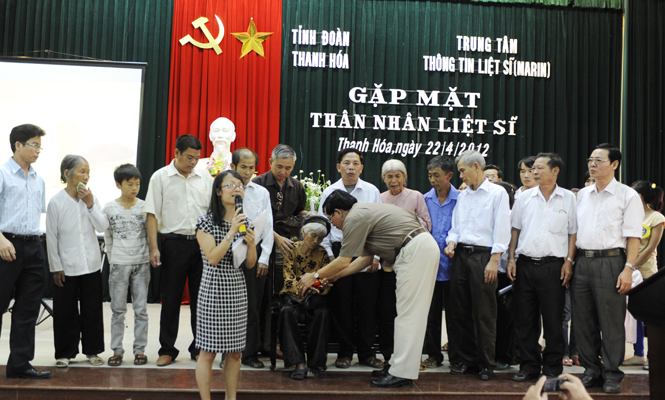 Đại diện Trung tâm Marin trao hài cốt liệt sỹ Mai Văn Nùng cho gia đình tại tỉnh Thanh Hóa.