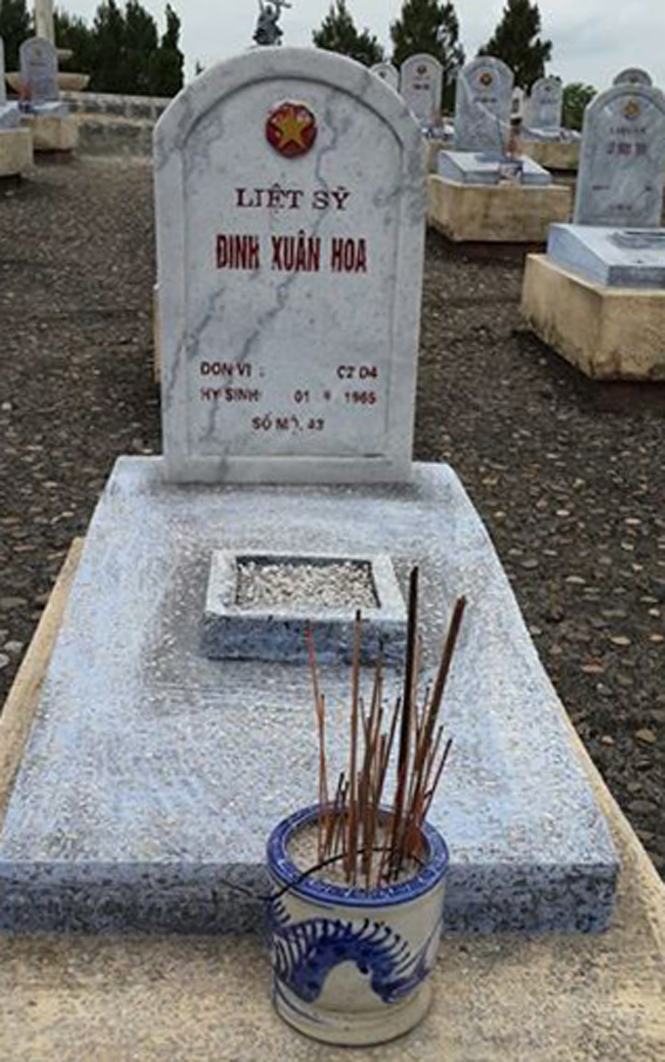 Phần mộ của liệt sỹ Đinh Xuân Hội khi chưa bổ sung, điều chỉnh thông tin (viết thành Đinh Xuân Hoa)