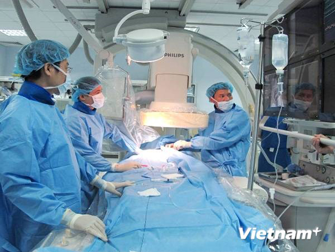 Các bác sỹ tại Bệnh viện E sử dụng máy chụp chẩn đoán và can thiệp tim mạch 2 bình diện cho bệnh nhân. (Ảnh: PV/Vietnam+)