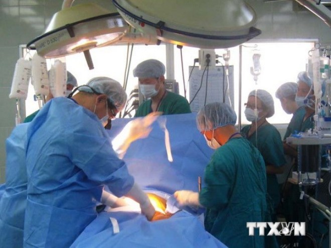 Các bác sỹ đang thực hiện một ca ghép gan tại Bệnh viện Chợ Rẫy. (Nguồn: TTXVN)