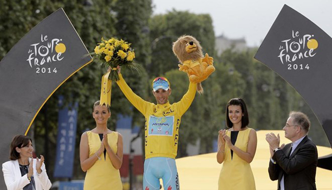 Tay đua người Italy Vincenzo Nibali nhận vòng nguyệt quế cho người chiến thắng (Nguồn: AP)
