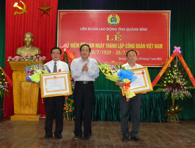  Thừa ủy quyền của Chủ tịch nước, đồng chí Hoàng Đăng Quang, Phó Bí thư Thường trực Tỉnh ủy, Trưởng Đoàn ĐBQH tỉnh trao Huân chương Lao động hạng Nhì cho các tập thể và cá nhân.