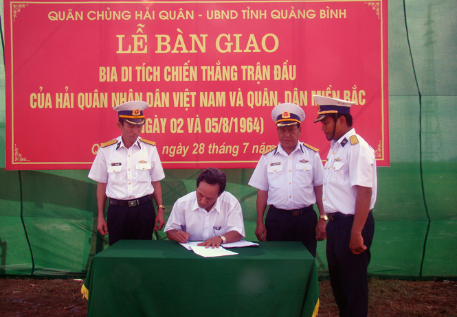 Đại diện Lữ đoàn công binh 83 và lãnh đạo UBND thị xã Ba Đồn ký kết văn bản bàn giao công trình Bia di tích.