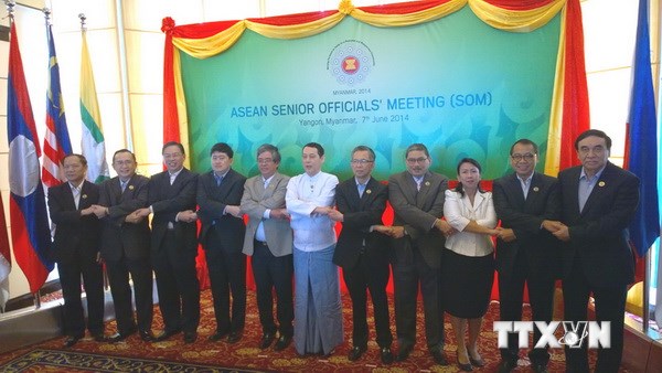 Các trưởng đoàn tham dự Hội nghị Quan chức cấp cao ASEAN chụp ảnh chung. (Ảnh: Hữu Hưng/TTXVN)
