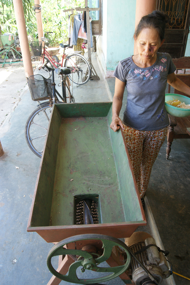 Máy bóc hạt tiêu được mua với giá hơn 20 triệu đồng của gia đình bà Nguyễn Thị Ý không phát huy được tác dụng khi tiêu chết hàng loạt.