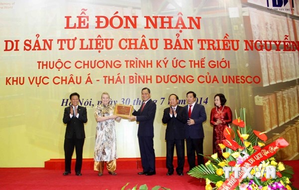 Cục Văn thư và Lưu trữ Nhà nước long trọng tổ chức lễ đón nhận bằng Di sản tư liệu Châu bản triều Nguyễn (Ảnh: TTXVN)