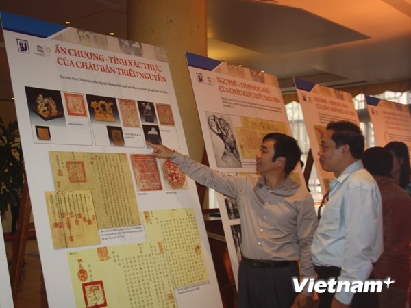 Đại biểu xem trưng bày tư liệu Châu bản triều Nguyễn (Ảnh: An Ngọc/Vietnam+)