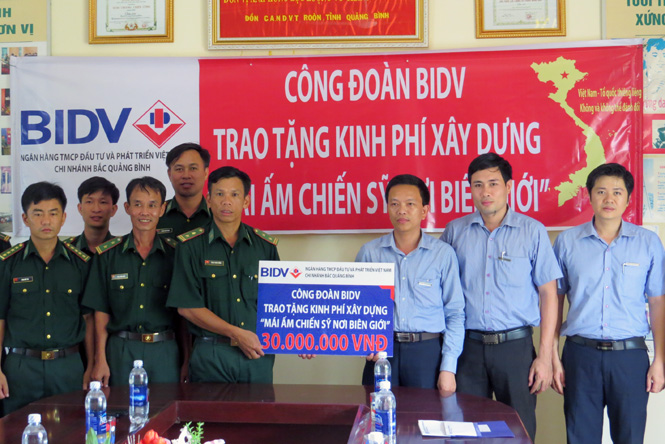 BIDV Bắc Quảng Bình trao tặng 30 triệu đồng hỗ trợ kinh phí xây dựng “Mái ấm chiến sĩ nơi biên giới” cho Đồn Biên phòng Ròon.