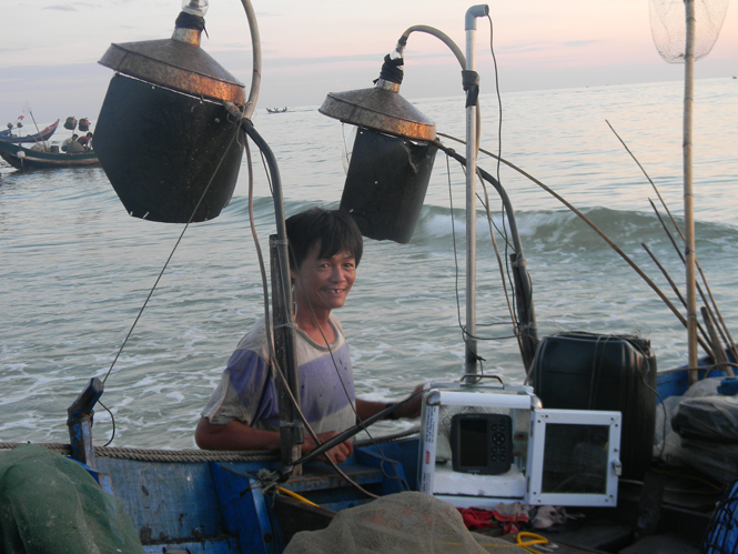 Nhiều ngư dân xã Ngư Thuỷ Nam mạnh dạn sắm mới máy dò cá để phục vụ cho hoạt động đánh bắt.