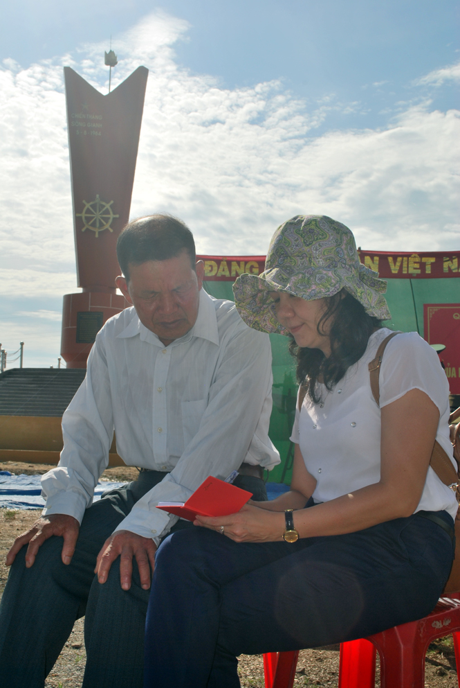 Ông Mai Văn Nhiệm đang kể lại trận đầu đánh trả máy bay Mỹ.