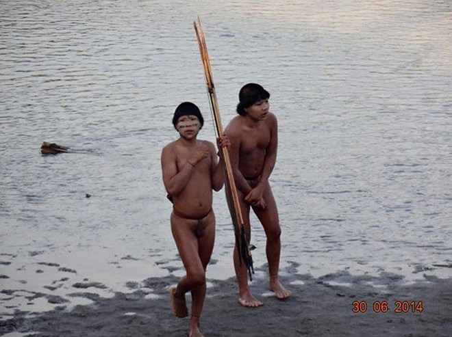 Những người thổ dân xuất hiện trong đoạn video (Nguồn: AFP)